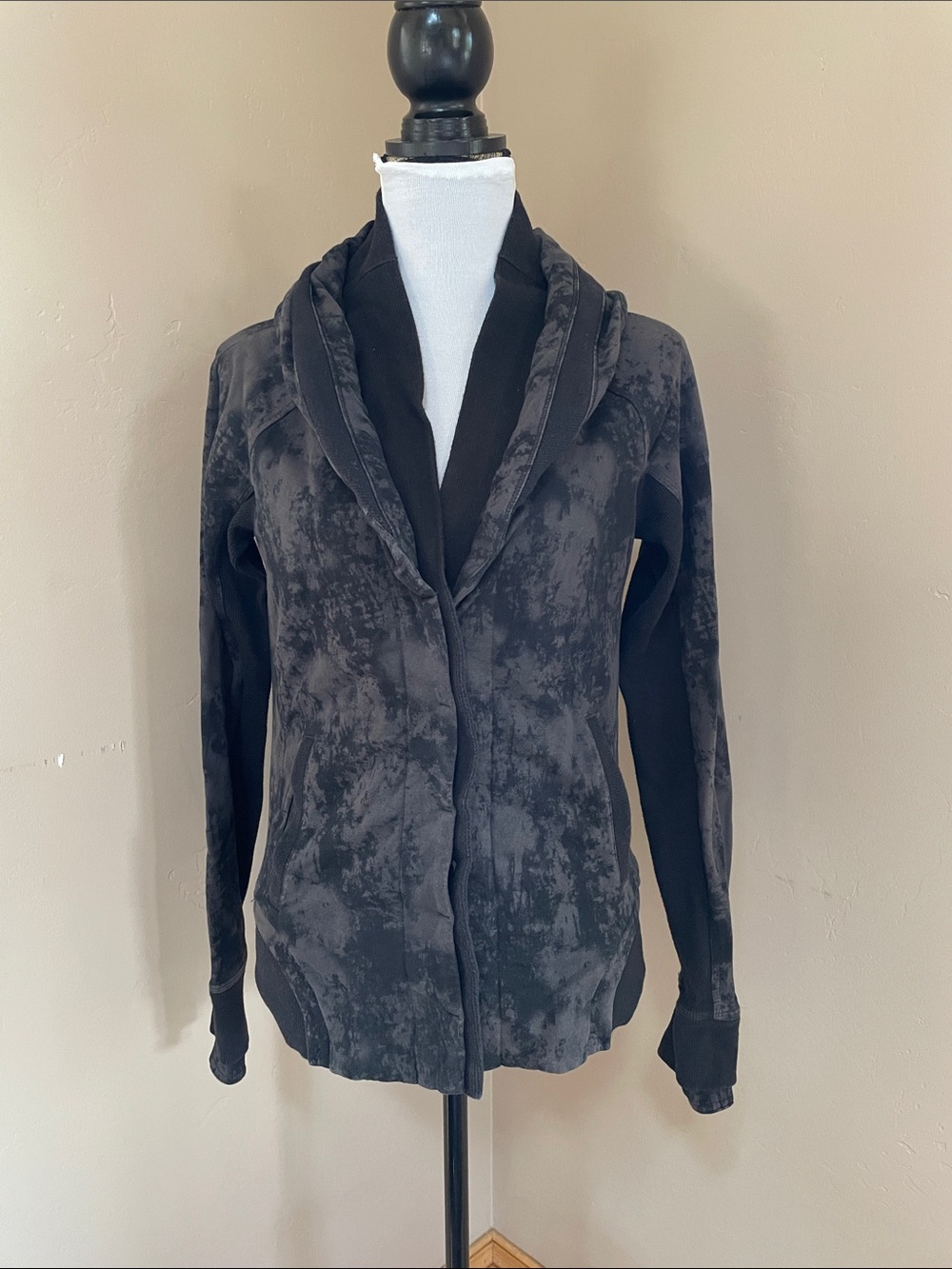 Lululemon Women's Button Front  Cardigan- Black and Grey Size 6